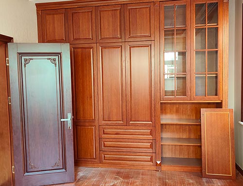 全椒中式家庭装修里定制的实木衣柜效果图